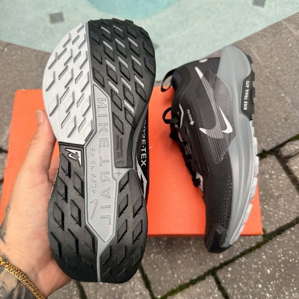 NIKE WOMEN’S PEGASUS TRAIL 5 GORE-TEX BLACK WOLF GREY SIZE 6 FQ0912 001 - Picture 5 of 6